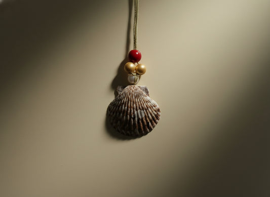 Christmas tree -red- with white stars- Small scallop